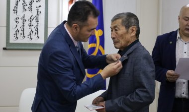 МОНГОЛ УЛСАД ОЙ МОДНЫ САЛБАР ҮҮСЭЖ ХӨГЖСӨНИЙ 100 ЖИЛИЙН ОЙН МЕДАЛИАР ШАГНАВ